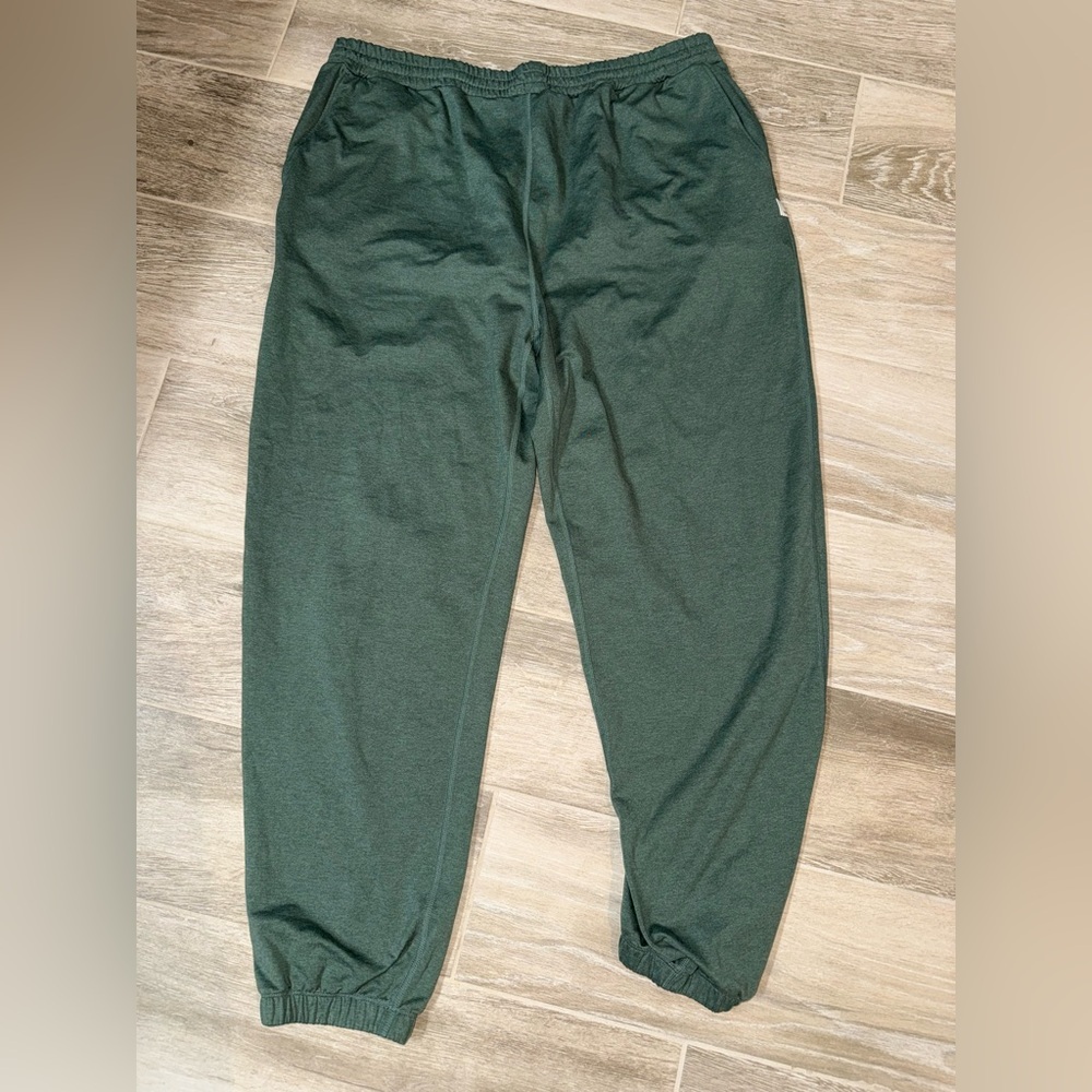 Vuori Joggers size Large - Picture 4 of 8